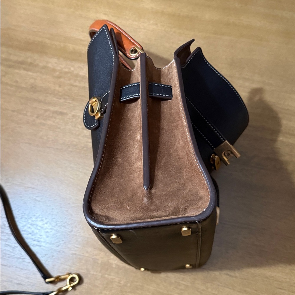Tory Burch Black Leather Shoulder Bag with Gold Accents - Picture 11 of 14